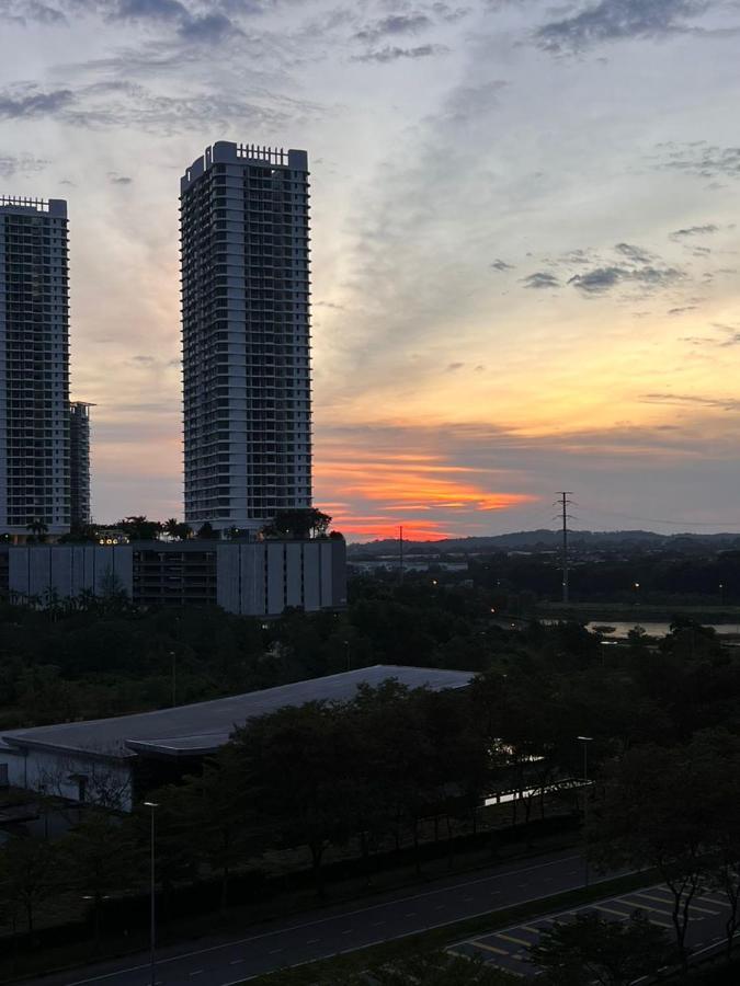 D Bunga مسلم Homestay Pool View Legoland Nusajaya Нусаджайя Экстерьер фото